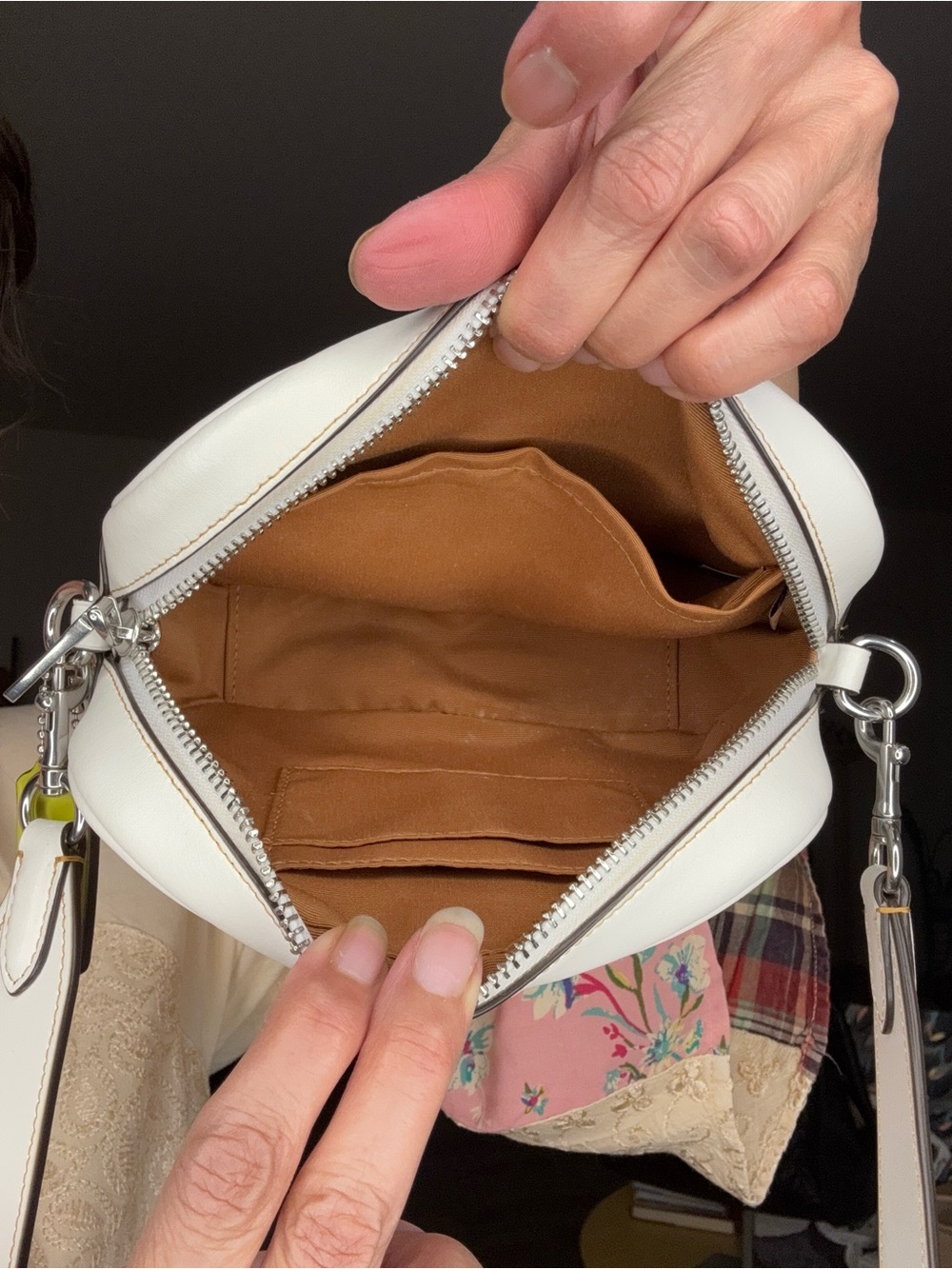 Coach Hawaii print crossbody Like NEW - Picture 7 of 15